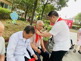 欢乐六一-为长者献红领巾.jpg